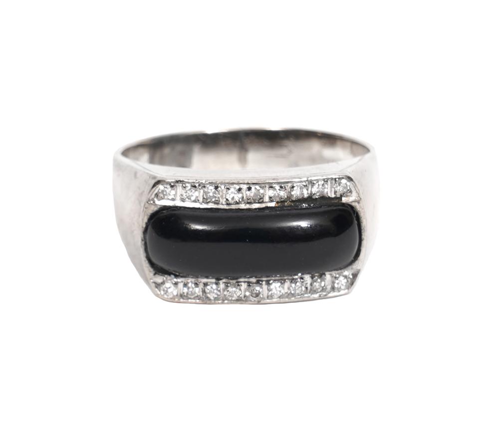 Appraisal: DIAMOND ONYX K WG CONTEMPORARY UNISEX RINGDiamond onyx and k