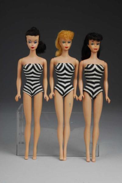 Appraisal: Lot of Ponytail Barbies Description Wearing black and white swimsuits