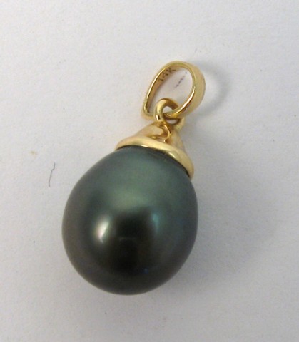 Appraisal: BLACK PEARL AND YELLOW GOLD PENDANT set in k yellow