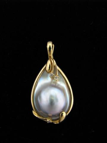 Appraisal: Blister pearl pendant in K yellow gold frame