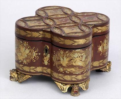 Appraisal: CHINESE EXPORT MAROON LACQUER TEA CADDY The quatrefoil hinged lid