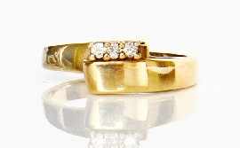 Appraisal: A ct gold three stone diamond ring size O gms