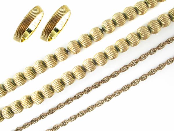 Appraisal: A collection of gold items including a gold bead necklace