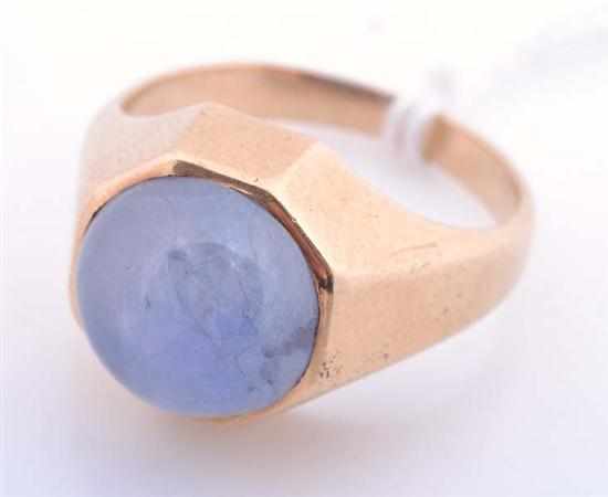 Appraisal: A STAR SAPPHIRE DRESS RING The round sapphire cut en