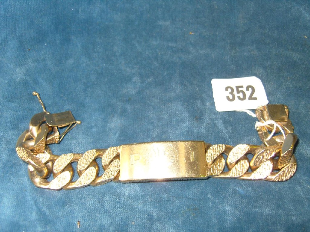 Appraisal: A ct gold gents identity bracelet of heavy link form