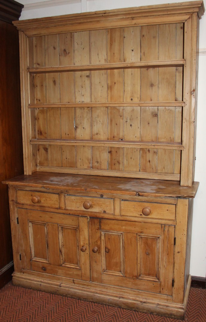 Appraisal: A thC reclaimed pine dresser the upper section with a