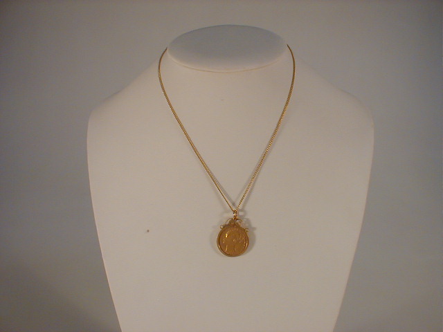 Appraisal: A sovereign set pendant on light chain