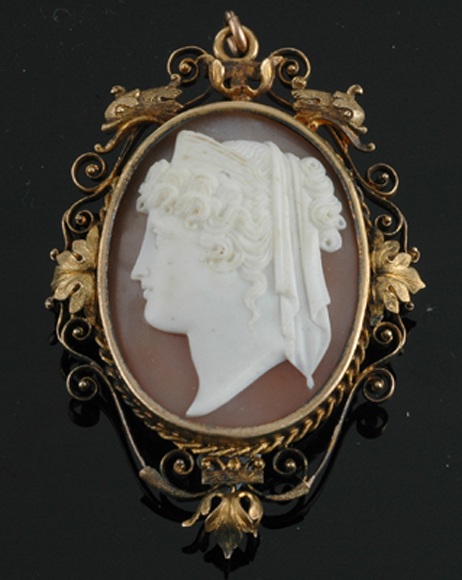 Appraisal: An Antique cameo brooch The carved stone cameo of a