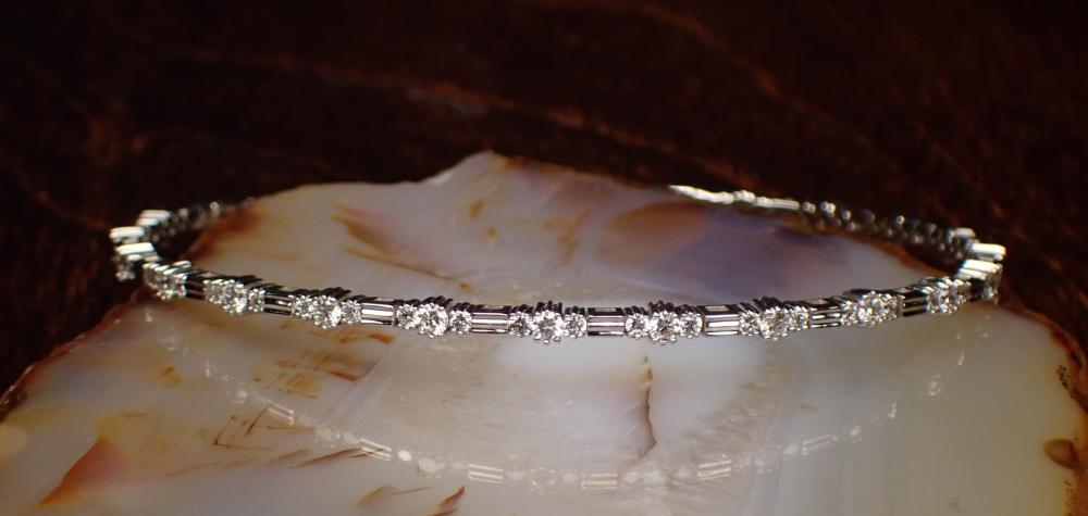 Appraisal: DIAMOND AND FOURTEEN KARAT WHITE GOLD BRACELET The flexible oval