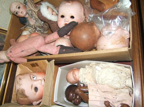 Appraisal: A collection of German bisque dolls heads to include Porzettanfabrik