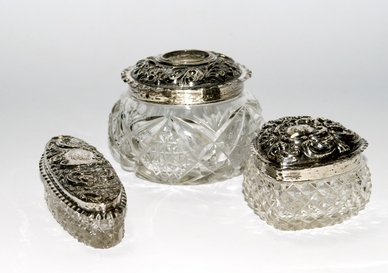 Appraisal: A cut glass hair tidy with silver lid having flower