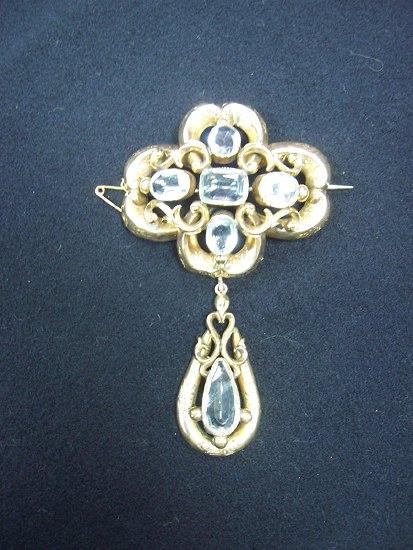 Appraisal: A Victorian gold aquamarine quatrefoil shaped brooch with peardrop suspension