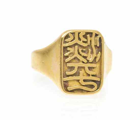 Appraisal: A Karat Yellow Gold Chinese Insignia Ring with a two