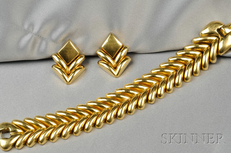 Appraisal: kt Gold Bracelet and Earpendants Italy each of arched chevron