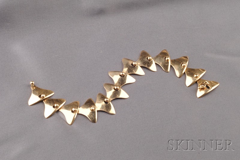 Appraisal: kt Gold Bracelet composed of fancy triangular links joined by