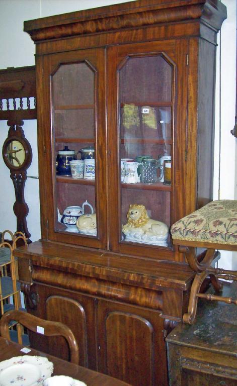 Appraisal: A Victorian mahogany bookcase with glazed upper section -