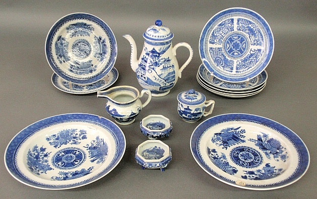 Appraisal: - Fourteen pieces of th th c blue and white