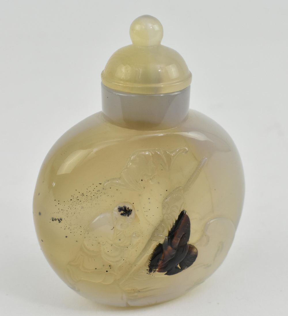 Appraisal: CHINESE AGATE SNUFF BOTTLEThe transparent white and beige agate vessel