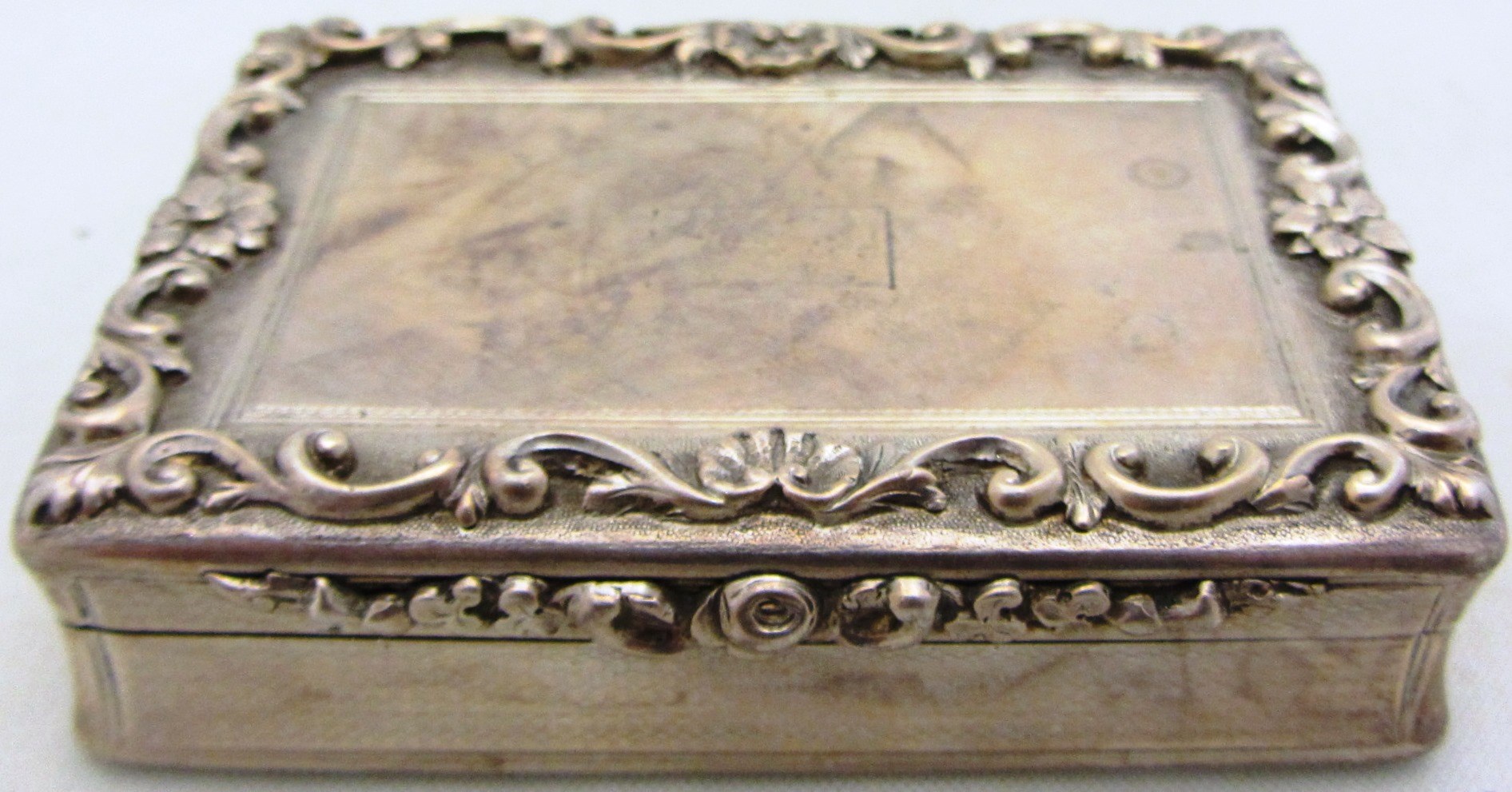 Appraisal: A silver rectangular hinge lidded snuff box the cover with