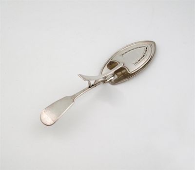 Appraisal: A George III fish slice with a sprung loaded upper