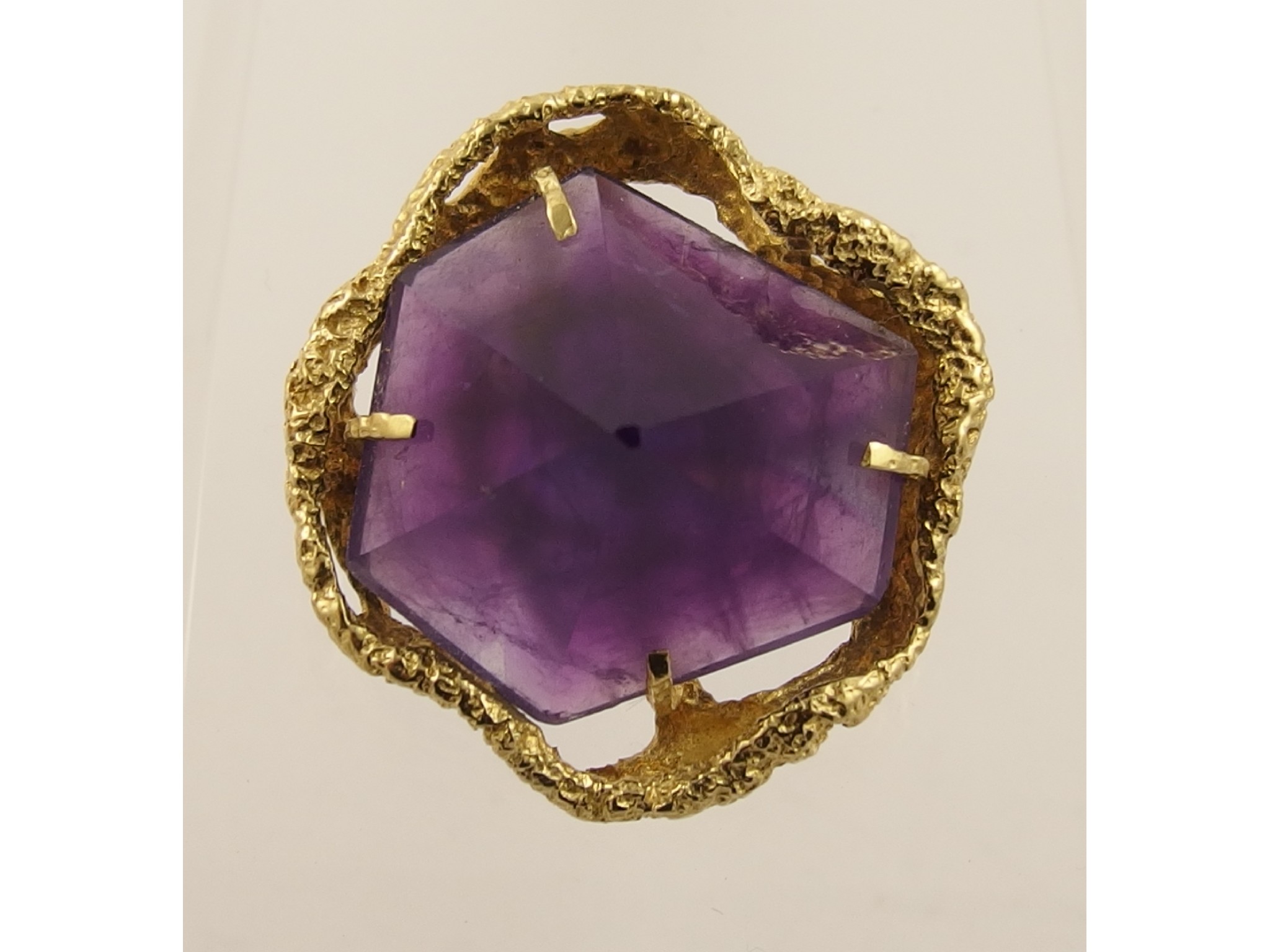 Appraisal: A ct retro brooch set with a natural polished amethyst