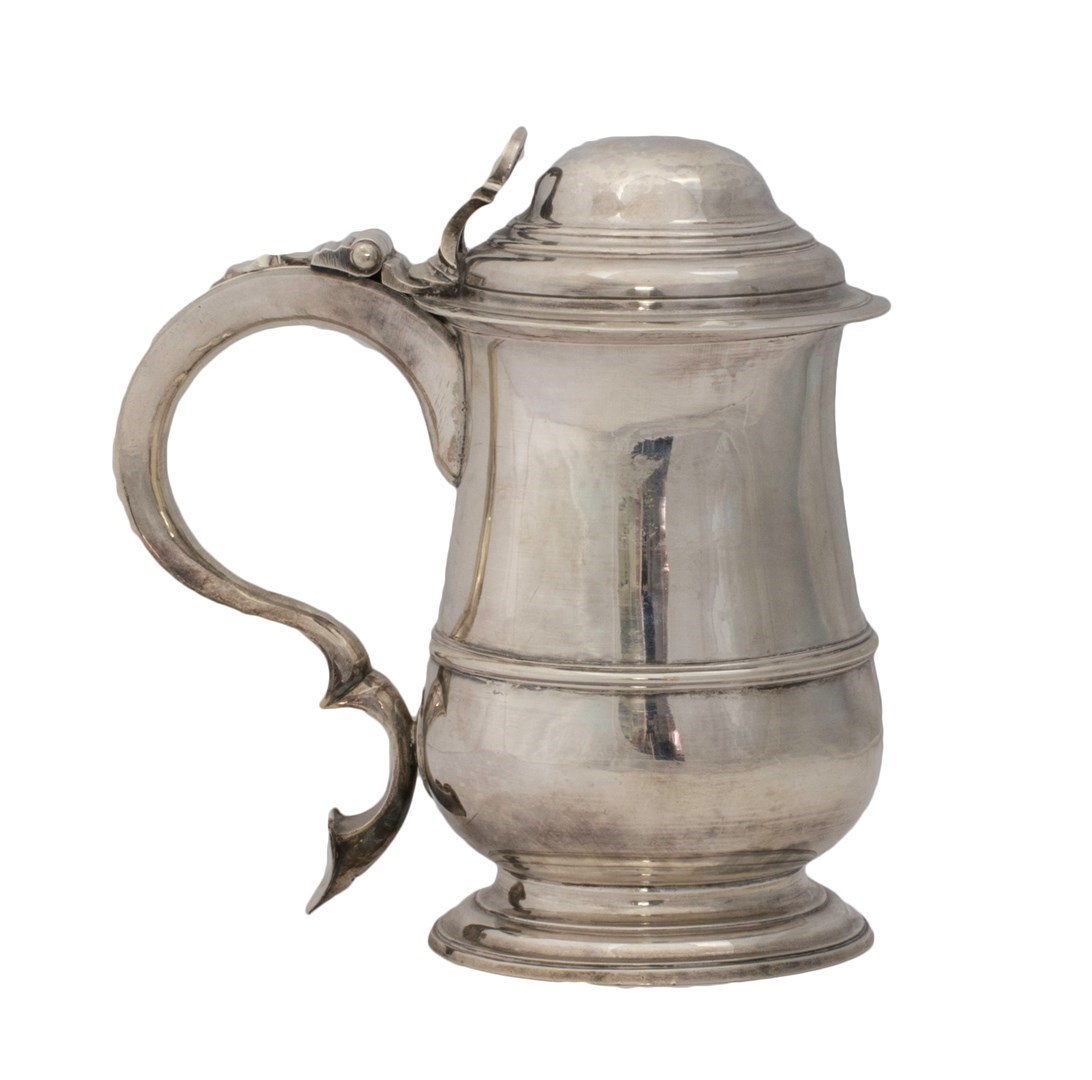 Appraisal: A George III silver hinge lidded tankard of baluster form