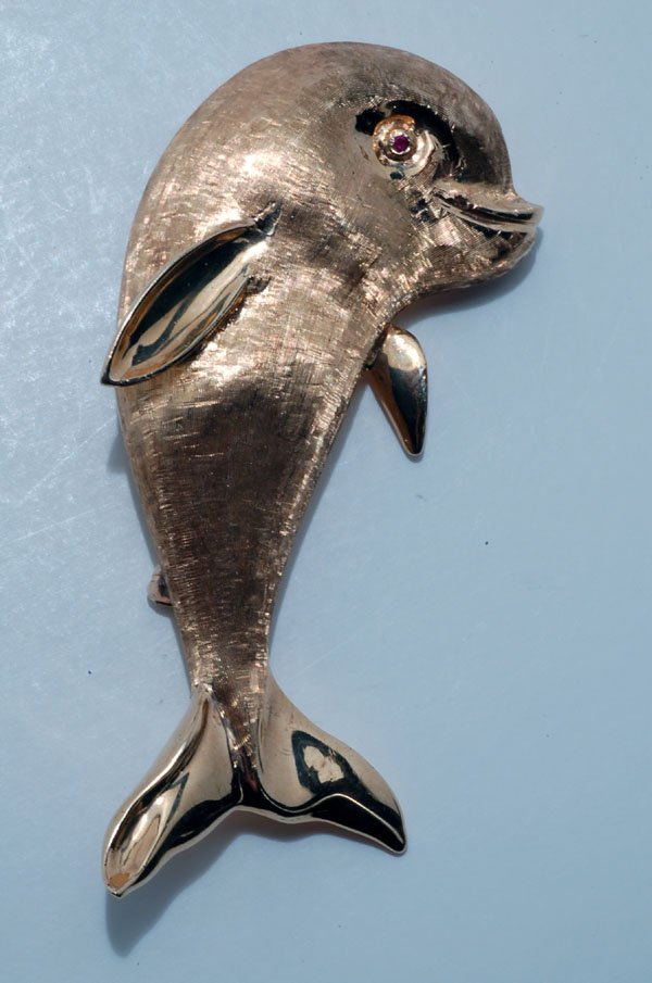 Appraisal: K yellow gold dolphin pin with florentine finish and polished