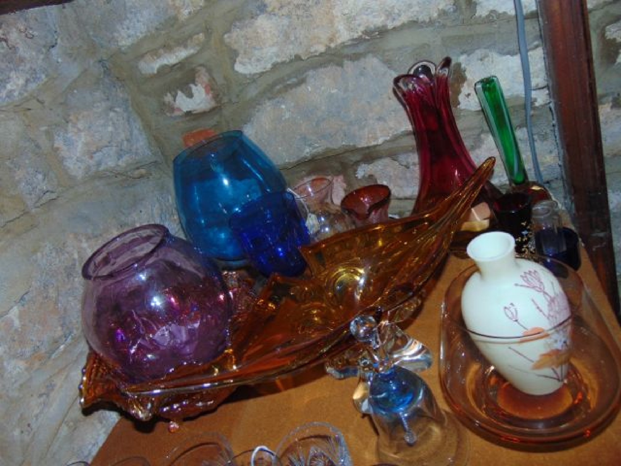 Appraisal: A mixed assortment of mostly coloured glassware to include a