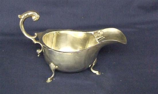 Appraisal: George V silver sauce boat with serpentine border double 'C'