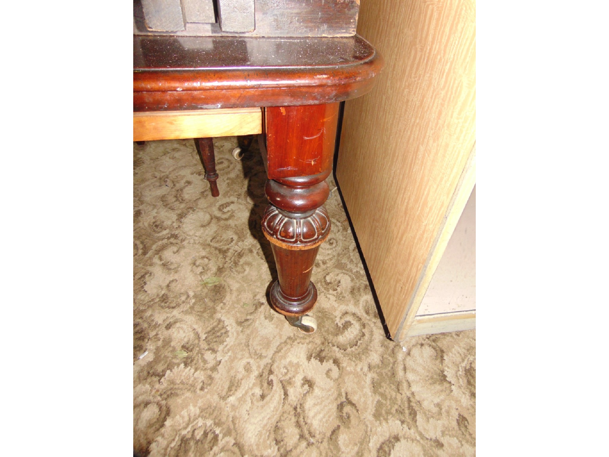 Appraisal: A Victorian mahogany wind out extending dining table of rectangular