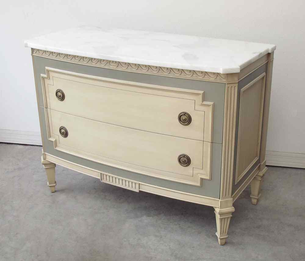 Appraisal: WEIMAN FURNITURE MARBLE TOP COMMODE Cookie corner top over drawers