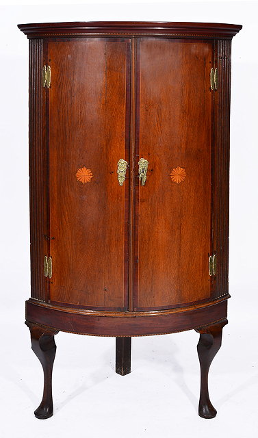 Appraisal: A GEORGE III OAK BOW FRONTED CORNER CABINET with fluted