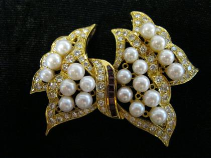 Appraisal: Yellow gold ruby and diamond pearl broochFreeform brooch set with