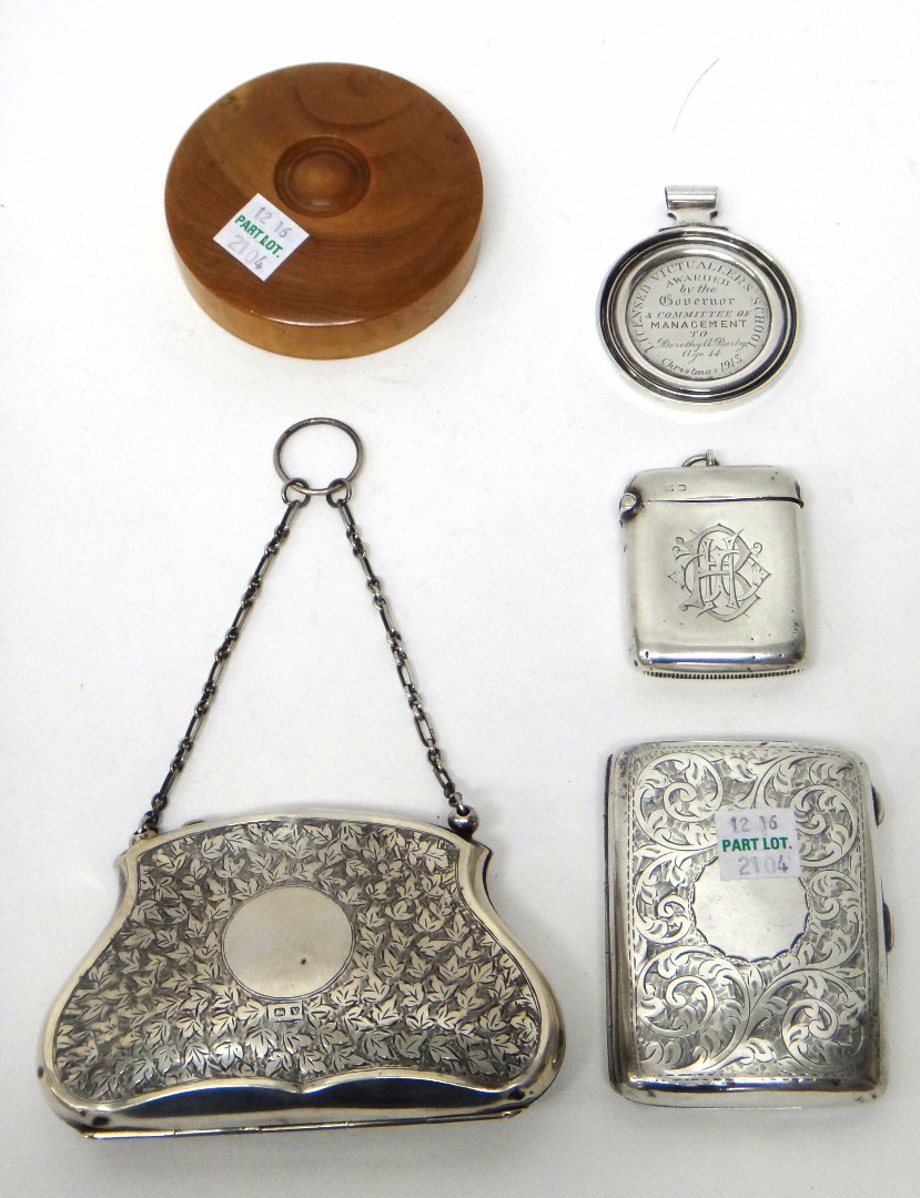 Appraisal: A lady's silver purse having foliate engraved decoration fitted with