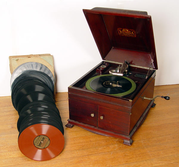 Appraisal: VICTROLA VV IX TABLE TOP WITH RECORDS Mahogany case model