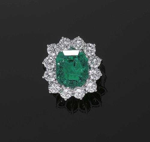 Appraisal: EMERALD AND BRILLIANT-CUT DIAMOND RING White gold Very elegant attractive