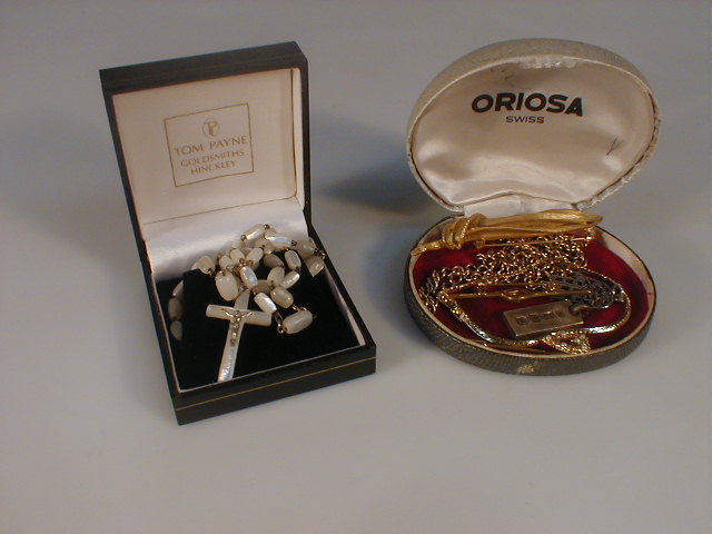 Appraisal: A small quantity of costume jewellery and a rosary