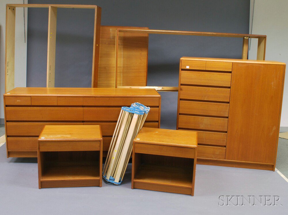 Appraisal: Mid-Century Five-piece Bedroom Suite a bed frame two chests of