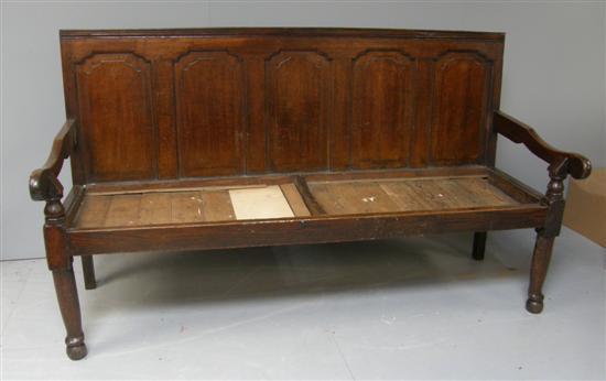 Appraisal: th century oak settle with panelled back on turned legs