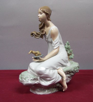 Appraisal: LLADRO - Girl With Offering Lladro Privilege - G -