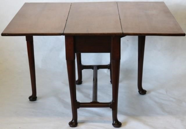 Appraisal: TH C ENGLISH OR IRISH QUEEN ANNE DROP-LEAFBREAKFAST TABLE MAHOGANY