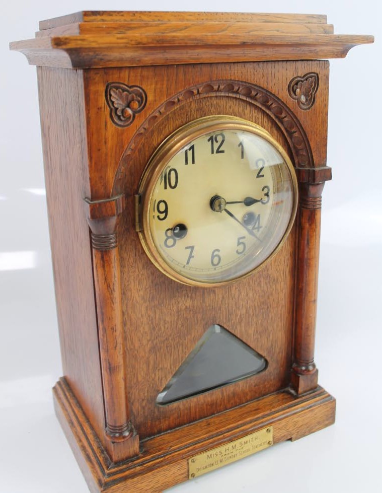 Appraisal: An Edwardian oak mantel clock with -day German movement cm