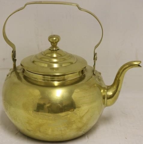 Appraisal: TH C QUEEN ANNE CA BRASS KETTLE WITHSWING HANDLE CANNONBALL