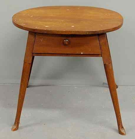 Appraisal: Walnut oval top tavern table th c with a single