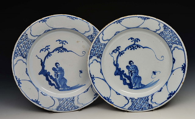 Appraisal: A PAIR OF TH CENTURY DELFT BLUE AND WHITE PLATES