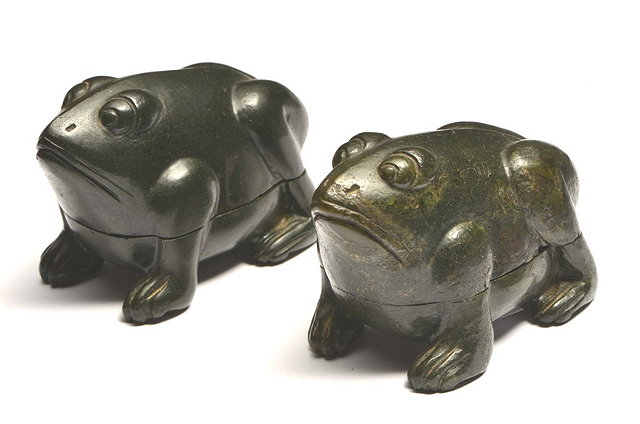 Appraisal: A PAIR OF CHINESE GREEN JASPER OR MOSS AGATE FROG