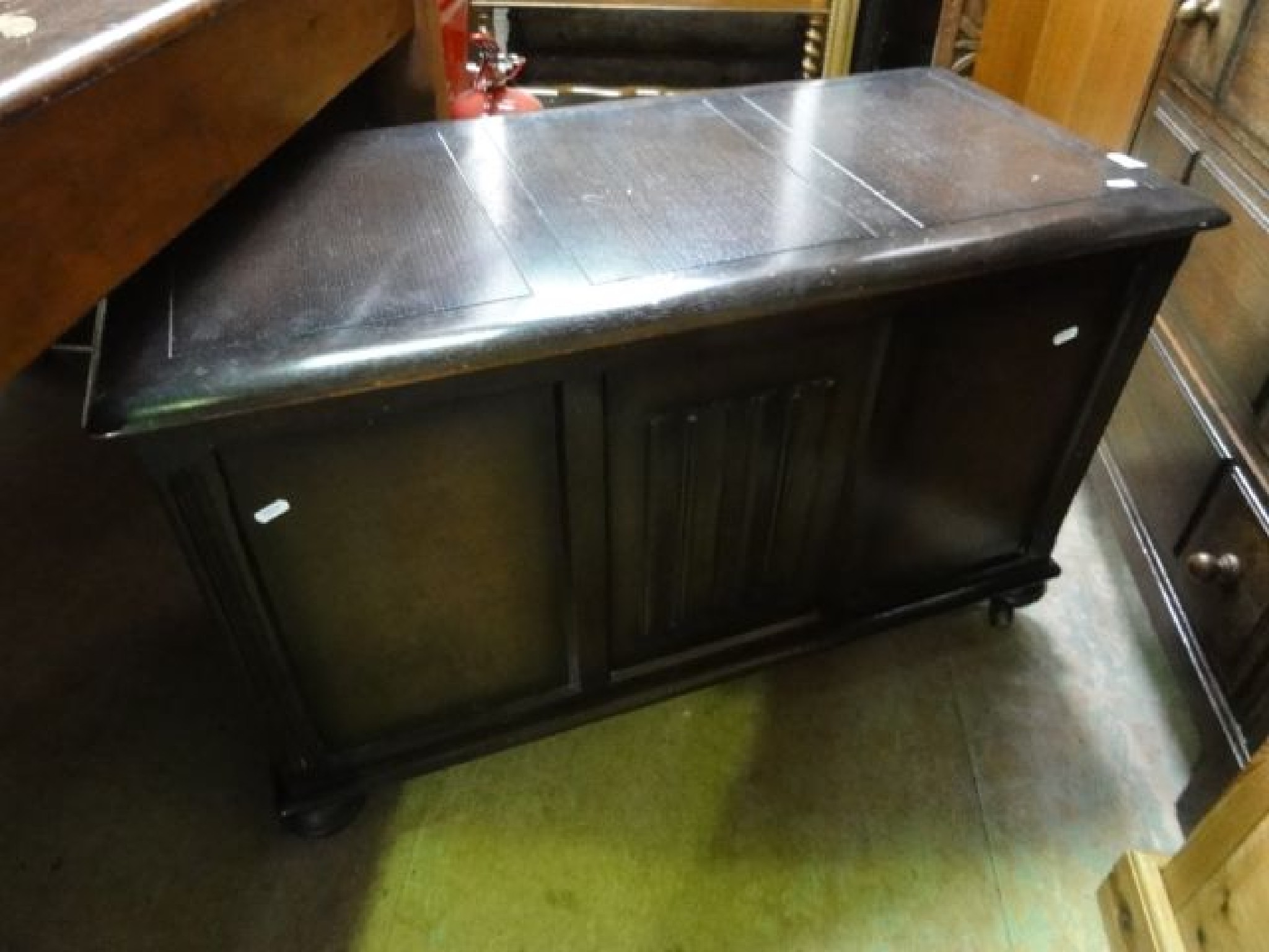 Appraisal: A reproduction stained oak blanket box coffer with hinged lid