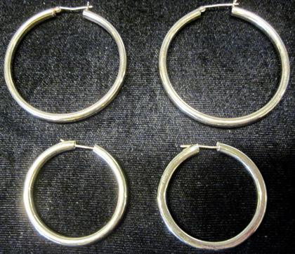 Appraisal: Two pairs of karat yellow gold hoop earringsPolished finish