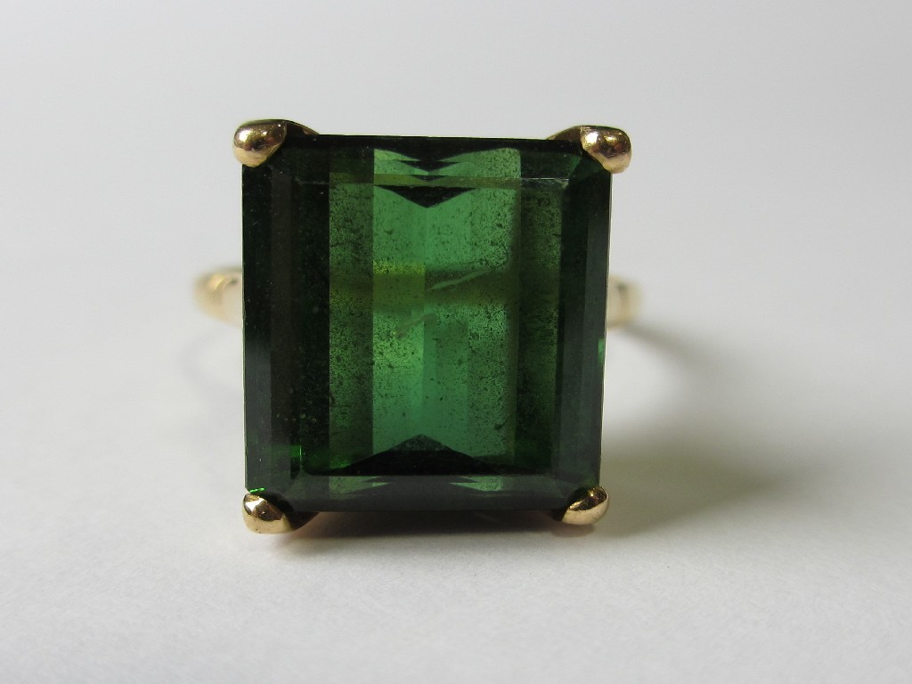 Appraisal: An eighteen carat gold step cut green tourmaline single stone