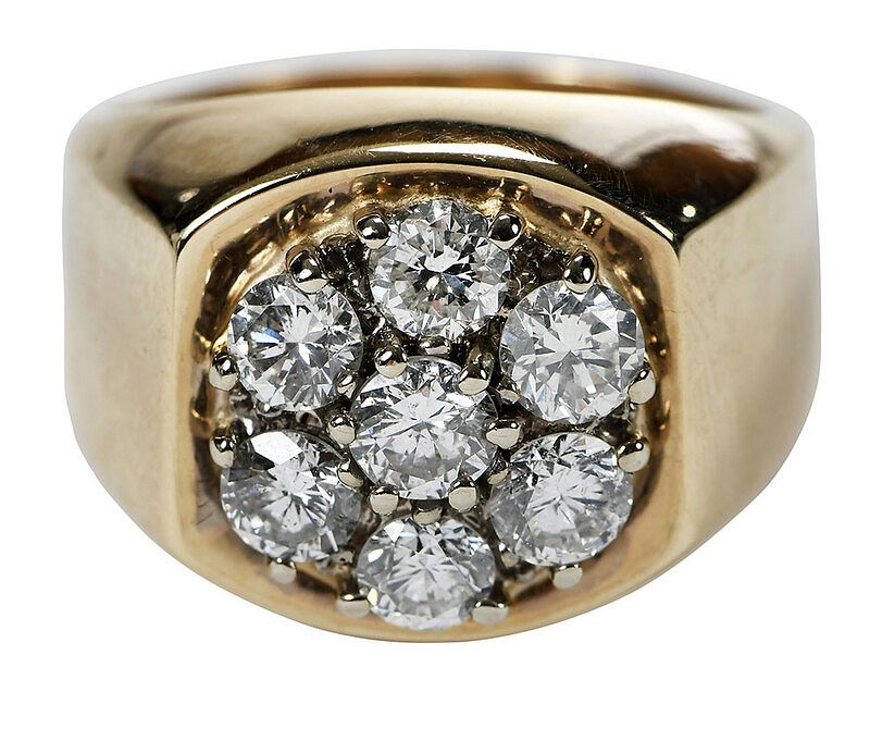 Appraisal: kt Diamond Ring seven round brilliant diamonds estimated total weight